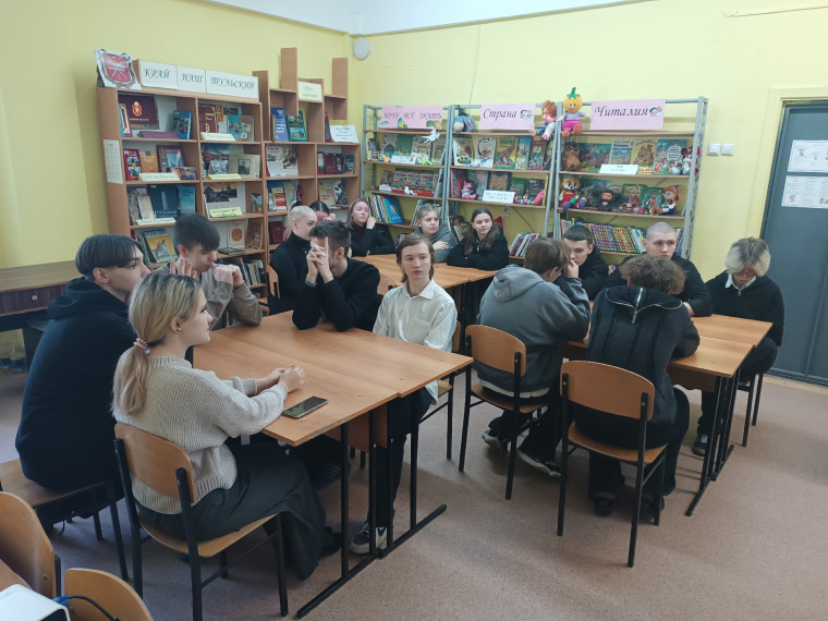 В МБОУ «Центр образования № 12» для будущих выпускников, обучающихся 11 А класса, прошла литературно-интеллектуальная игра «270 шагов», посвященная 270-летнему юбилею создания Московского государственного университета им. М.В. Ломоносова, которую провели.