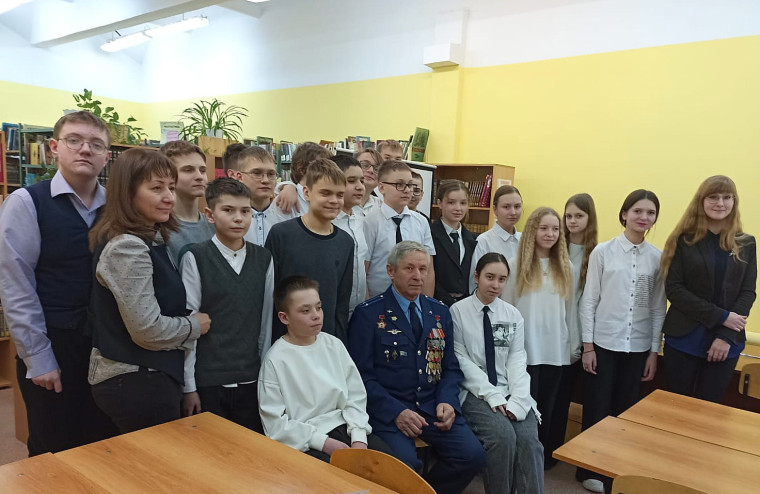 В МБОУ «ЦО № 12» в рамках Года защитника Отечества прошел вечер-встреча учащихся 7 В класса с воином-интернационалистом, организованный при участии сотрудников МКУ ТБС ГБ № 20 им. А.С. Пушкина. Открыла вечер вступительным словом о войне в Афганистане б.