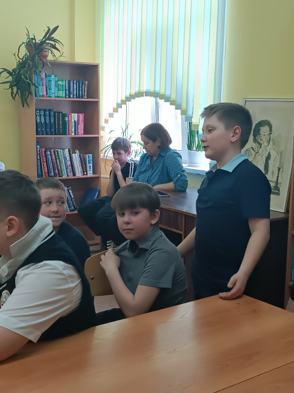 В МБОУ «Центр образования № 12» для учащихся вторых классов было проведено библиотечное занятие «Книга отвечает на вопрос». Дети познакомились со своими главными помощниками в учёбе: словарями, энциклопедиями и справочниками. Эти книги — настоящие кладези.