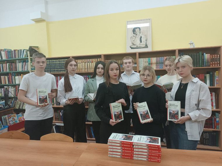 МБОУ «ЦО № 12» присоединился к Восьмой общероссийской акции «Дарите книги с любовью», которая проходила с 12 по 18 февраля 2024 года..