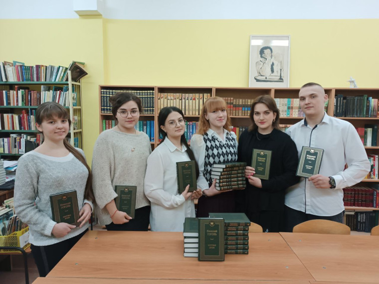 МБОУ «ЦО № 12» присоединился к Восьмой общероссийской акции «Дарите книги с любовью», которая проходила с 12 по 18 февраля 2024 года..